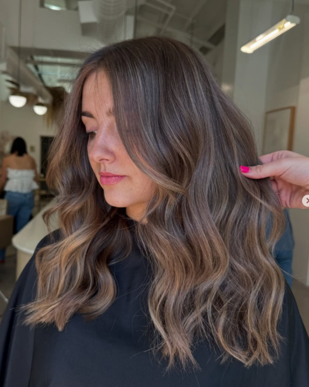 Sunkissed bronde hair with soft waves and face-framing light brown highlights by Ryan.